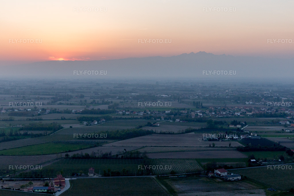Vue aérienne: Vue de la ville à Grava dans le département Frioul-Vénétie Julienne, Italie. Photo: IMG_099027.jpg prise le 08/04/2017 par Werner Riehm/FLY-FOTO.eu – Résolution de l'original: 5472 x 3648 px