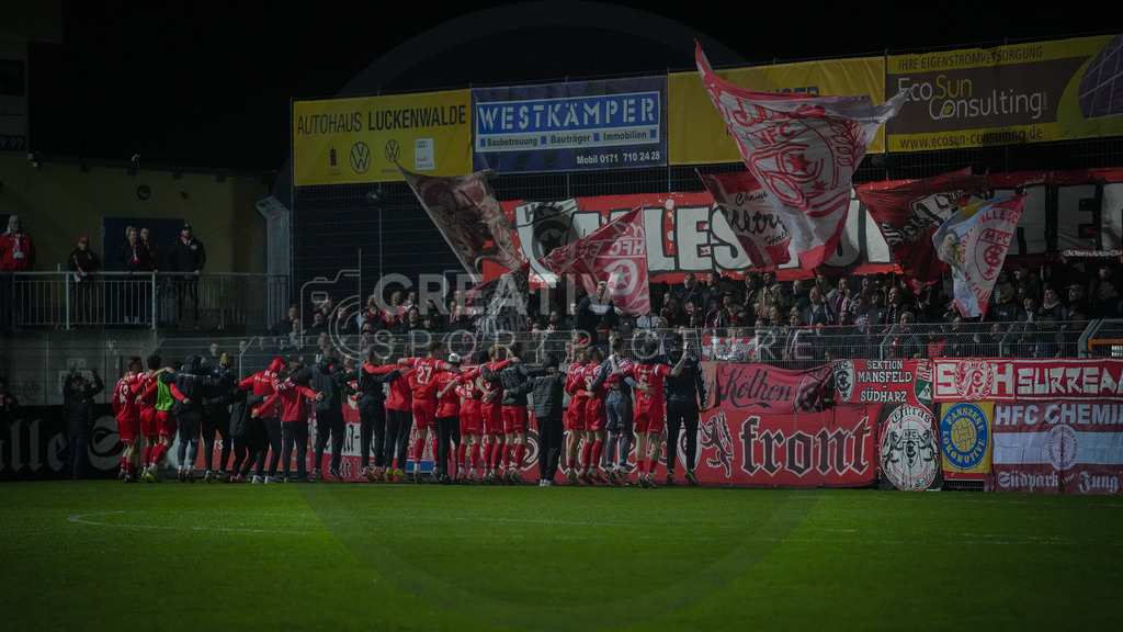 Fußball, Herren, Saison 2025/2026, Regionalliga Nordost, 22. Spieltag, FSV 63 Luckenwalde vs. Hallescher FC, Dienstag 07.04.2026, Werner-Seelenbinder-Stadion Luckenwalde, | Fußball, Herren, Saison 2025/2026, Regionalliga Nordost, 22. Spieltag, FSV 63 Luckenwalde vs. Hallescher FC, Dienstag 07.04.2026, Werner-Seelenbinder-Stadion Luckenwalde, Im Bild: Die Mannschaft des Halleschen FC feiert nach Spielende mit den mitgereisten Fans. - Realisiert mit Pictrs.com