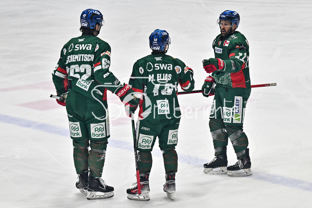 Augsburger Panther - Dresdner Eislöwen | AUGSBURG, GERMANY - 04. DECEMBER: Jubel der Panther nach dem Treffer zum 1-0 durch Moritz ELIAS (Augsburger Panther 46) / Tor / Torschuetze / Freude / Happy / während dem Match zwischen den Augsburger Panthern und den Dresdner Eislöwen am 25 Spieltag der PENNY DEL im Curt Frenzel Stadion