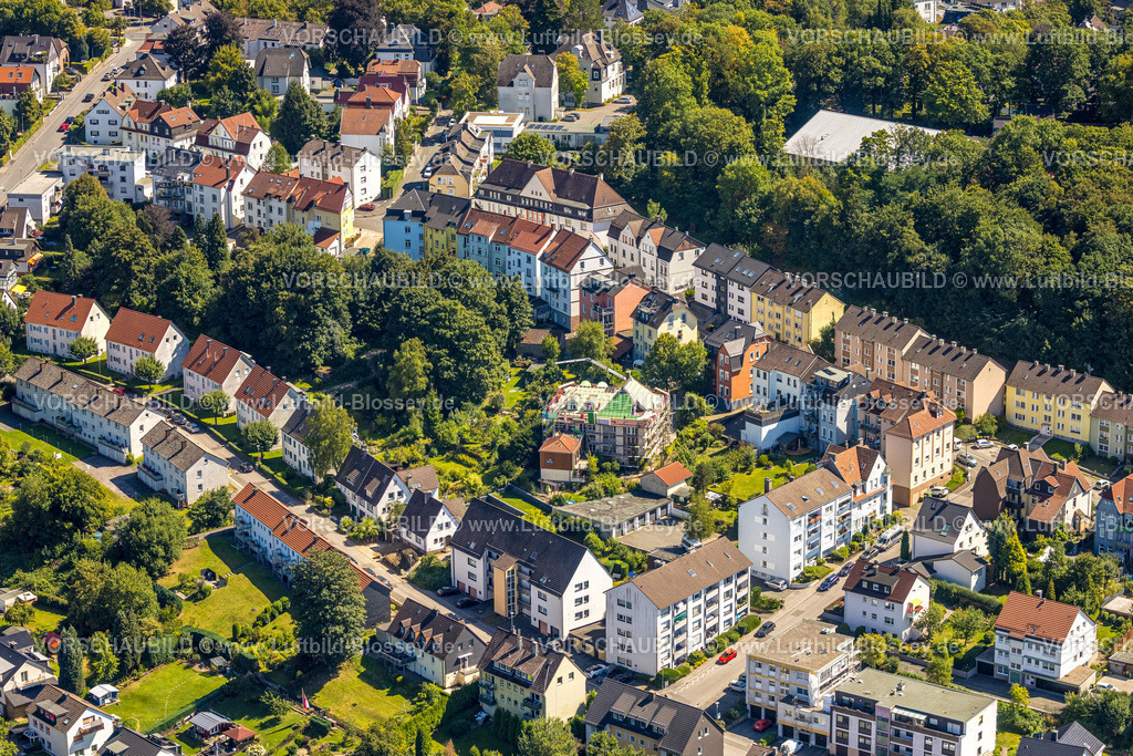 Luedenscheid250814050 | Luftbild, Baustelle mit Baugerüst, Renovierung und Sanierung Wohnhaus Bayernstraße 30 im Wohngebiet, Lüdenscheid-Stadt, Lüdenscheid, Sauerland, Nordrhein-Westfalen, Deutschland