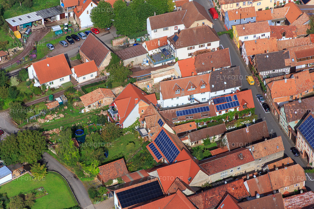 Luftbild: Hauptstraße von Südosten im Ortsteil Heuchelheim in Heuchelheim-Klingen im Bundesland Rheinland-Pfalz in Deutschland. Foto: IMG_072628.jpg vom 19.09.2014 durch Werner Riehm/FLY-FOTO.deAuflösung des Originals: 5472 x 3648 px