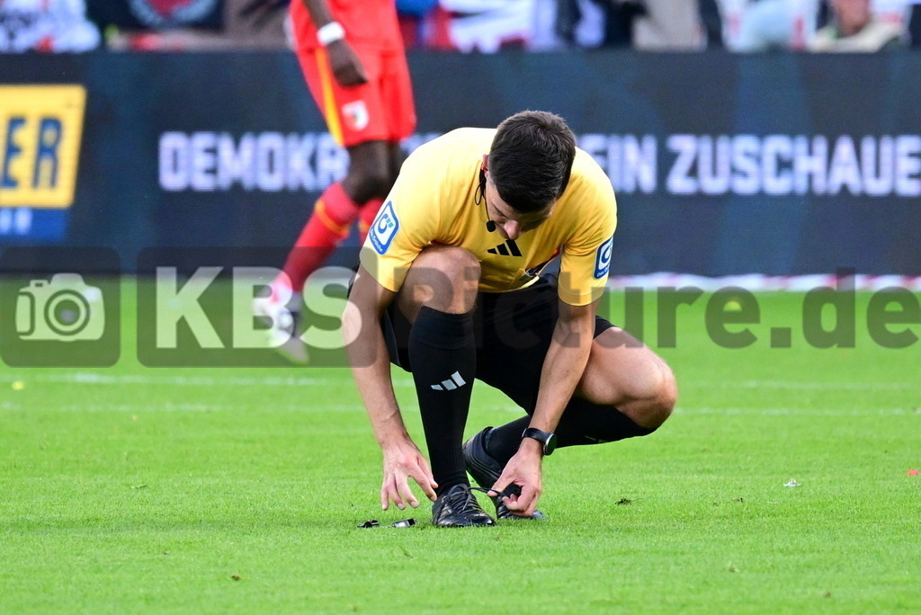 KBS Picture_FCStPauli-FCAugsburg_041 | Osmers Harm Schiedsrichter beim Schuhe zumachen ,Sportplatz :  Millerntor Stadion, - Realisiert mit Pictrs.com