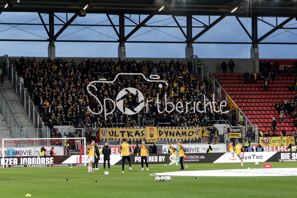 FC Ingolstadt - Dynamo Dresden | Die Gaesteblock ist eine halbe Stunde vor Anpfiff schon sehr gut gefuellt