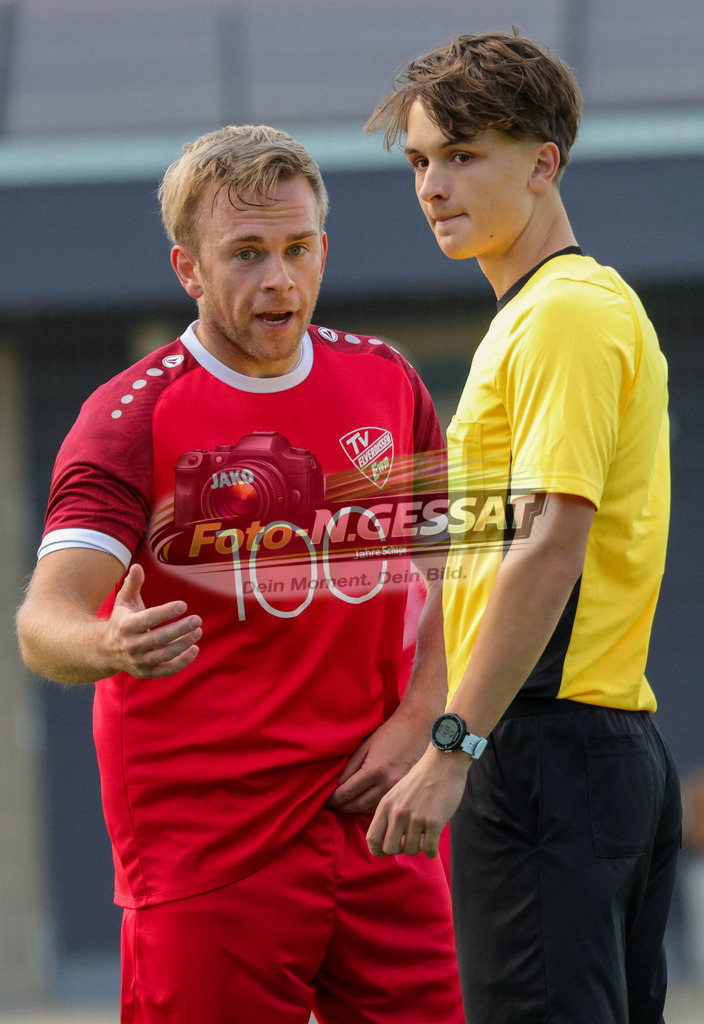 VfL Holsen - TV Elverdissen | Auf dem Bild zu sehen: Schiedsrichter: Jannis Reche ; rot TV Elverdissen: Philipp Göding VfL Holsen, TV Elverdissen, Saison 26/27, Kreisliga A, Holsen, Deutschland - Realisiert mit Pictrs.com