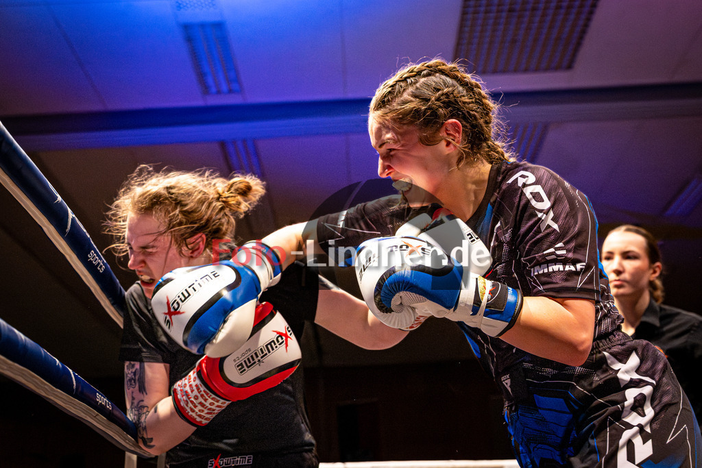 Sonja Özgisi (Sei Wasser Bad Tölz) blau gegen Franziska Waiser (MFA Penz) rot | MFA Fight Night Frauen K1 -67kg Kampf 7, Sonja Özgisi (Sei Wasser Bad Tölz) blau gegen Franziska Waiser (MFA Penz) rot, 20251108,,2025-11-08 in Penzberg (Wellenberghalle Penzberg), Copyright: WolfgangxLindner www.foto-lindner.de