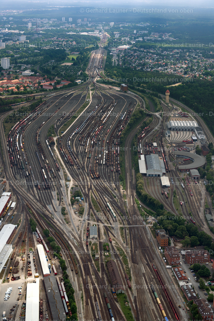 3803080 | NüRNBERG 21.08.2021 Schienen- und Gleisstrecken auf den Abstellgleisen und Rangierstrecken des Rangierbahnhofes und Güterbahnhofes der Deutschen Bahn in Nürnberg im Bundesland Bayern. // Marshalling yard and freight station of the Deutsche Bahn in Nuernberg in the state Bavaria. bahn.de. Foto: Gerhard Launer
