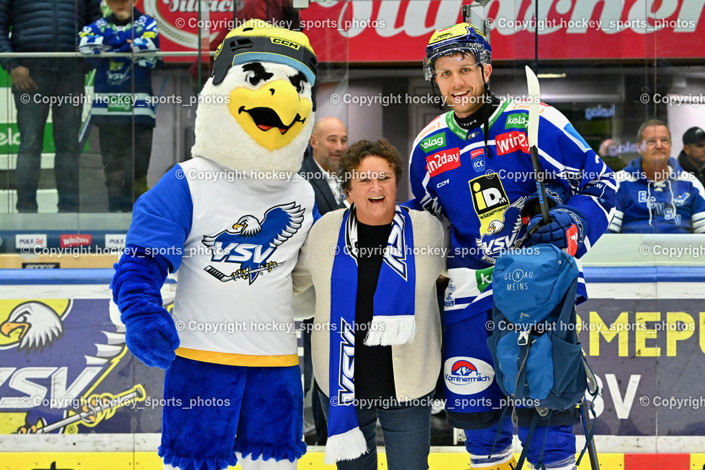 EC IDM Wärmepumpen VSV vs. Pioneers Vorarlberg | Spieler des Abends, Villi EC VSV Mascottchen, Michaela Tiefenbacher Geschäftsführerin Naturell Hotel &amp; Resorts, #26 Guus van Nes EC VSV, EC IDM Wärmepumpen VSV vs. Pioneers Vorarlberg, EC IDM WÄRMEPUMPEN VSV vs. Pioneers Vorarlberg am 03.10.2025 in Villach (Stadthalle Villach), Austria, (Photo by Bernd Stefan)