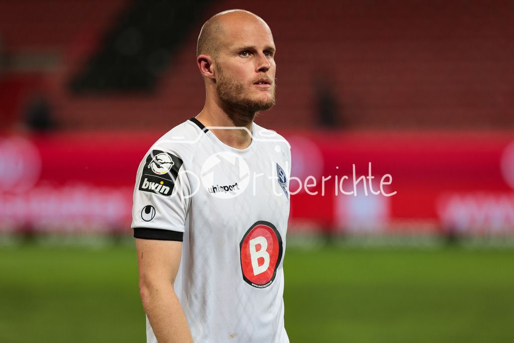 FC Ingolstadt - SV Waldhof Mannheim | die Mannheimer sind enttaeuscht nach dem unentschieden in Ingolstadt / Marcel SEEGERT (SVW #5)