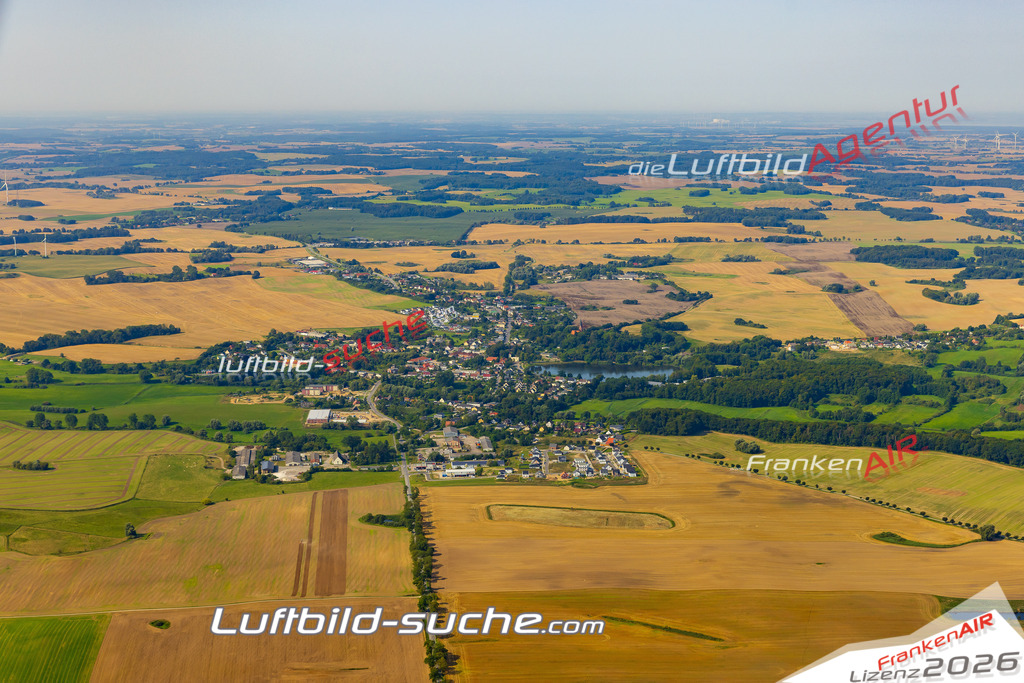 Neue Luftbildaufnahme der Stadt Satow - Das Luftbild wurde 2025 vom UL-Flugzeug heraus erstellt ( keine Drohnenaufnahme ) - Hochauflösende Luftaufnahme - für Wandbilder und großformatige Ausdrucke geeignet. Das besondere Geschenk!Hier alle&nbsp;Infos zur Lizenzierung der LuftaufnahmeWir fliegen auch dieses Jahr wieder in Ihre Region um Luftbilder zu erstellen.- Luftbild anfragen