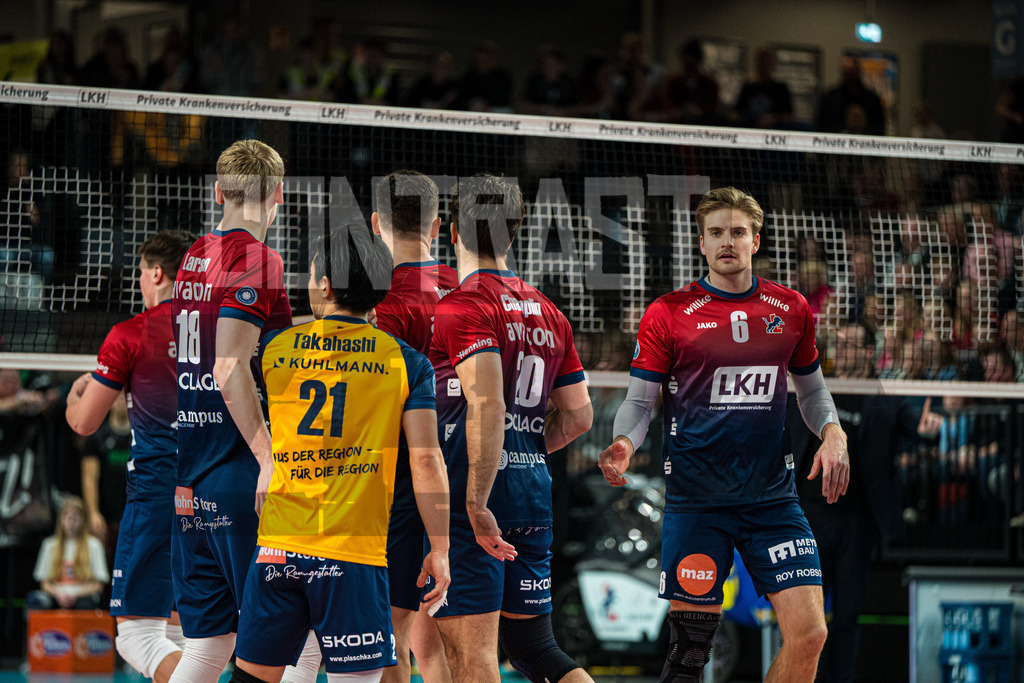 Volleyball I Herren I Saison 2025/2026 I Bundesliga I 10. Spieltag I SVG Lüneburg - WWK Volleys Herrsching | Mannschaft der SVG Lüneburg auf dem Feld - Realisiert mit Pictrs.com