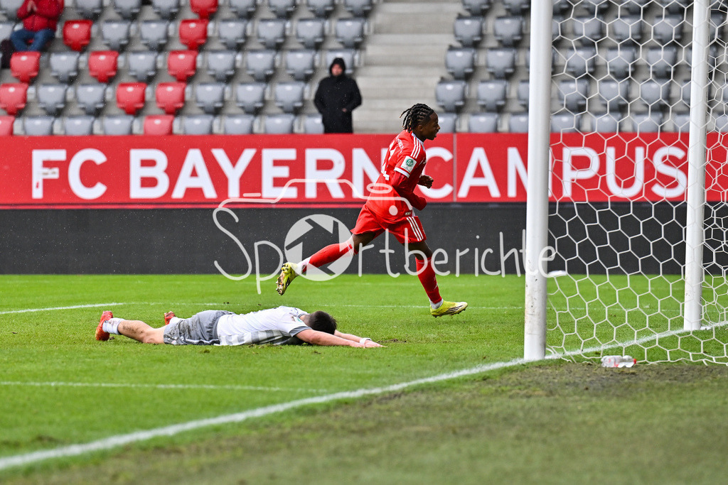 FC Bayern München - Berliner Athletik Klub | MUNICH, GERMANY - 21. FEBRUARY: Wisdom MIKE (FC Bayern München U19 11) auf dem Weg zum 5-1 Endstand der Bayern / Tor / Torschuetze / Freude / Happy während dem Spiel zwischen der U19 des FC Bayern München und der U19 des Berliner Athletik Klubs am 3. Spieltag der DFB-U19 Nachwuchsliga am FC Bayern Campus