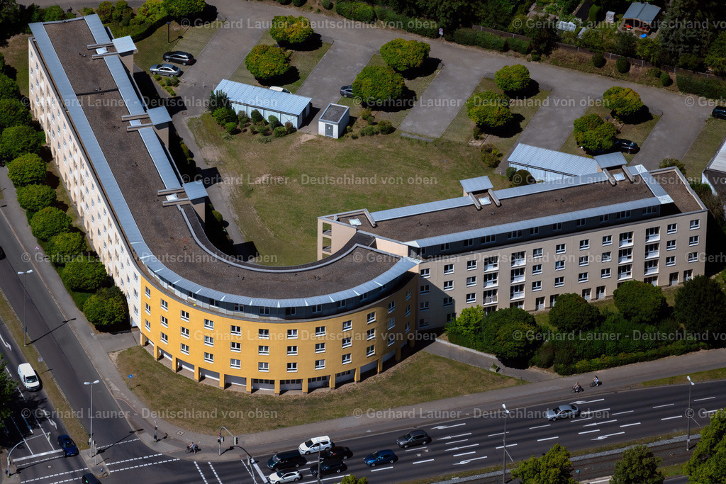 4036019 | BRAUNSCHWEIG 31.07.2020 Hochhäuser im Wohngebiet einer industriell gefertigten Plattenbau- Siedlung an der Recknitzstraße im Ortsteil Weststadt in Braunschweig im Bundesland Niedersachsen, Deutschland. // Skyscrapers in the residential area of industrially manufactured settlement on street Recknitzstrasse in the district Weststadt in Brunswick in the state Lower Saxony, Germany. Foto: Gerhard Launer