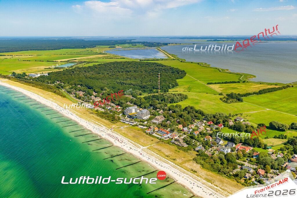 Luftbild Ahrenshoop - Die Luftaufnahme wurde 2025 vom UL-Flugzeug heraus erstellt ( keine Drohne ) - Hochauflösende Luftaufnahme - für professionelle Ausdrucke geeignet. Die Geschenkidee !Hier alle&nbsp;Infos zur Lizenzierung der LuftaufnahmeWir fliegen auch dieses Jahr wieder in Ihre Region um Luftbilder zu erstellen.- Luftbild anfragen