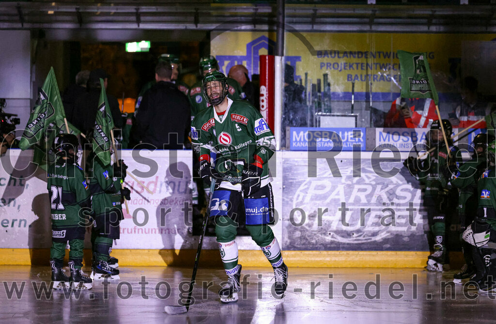 2023-10-20_019_TSV_Erding_gegen_EHC_Klostersee | Erding, Deutschland, 20.10.2023:.Eishockey, Bayernliga Vorrunde 2023 / 2024, 2. Spieltag, TSV Erding gegen EHC Klostersee, Endergebnis: 7:2..Florian Zimmermann (Erding Gladiators, #5)..Foto: Christian Riedel / fotografie-riedel.net