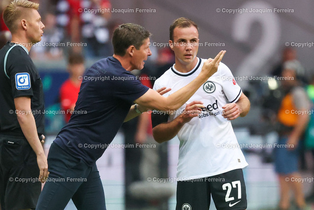 sgevsrblei_2691 | 03.09.2022 xjfx  Fussball 1.Bundesliga Eintracht Frankfurt - RB Leibzig emspor,  v.l.,  Trainer, head Coach Oliver Glasner (Eintracht Frankfurt), gibt Anweisungen, gestikuliert, mit den Armen gestikulieren gives instructions, gesticulate. Mario Götze (Eintracht Frankfurt)




(DFL/DFB REGULATIONS PROHIBIT ANY USE OF PHOTOGRAPHS as IMAGE SEQUENCES and/or QUASI-VIDEO) - Realisiert mit Pictrs.com