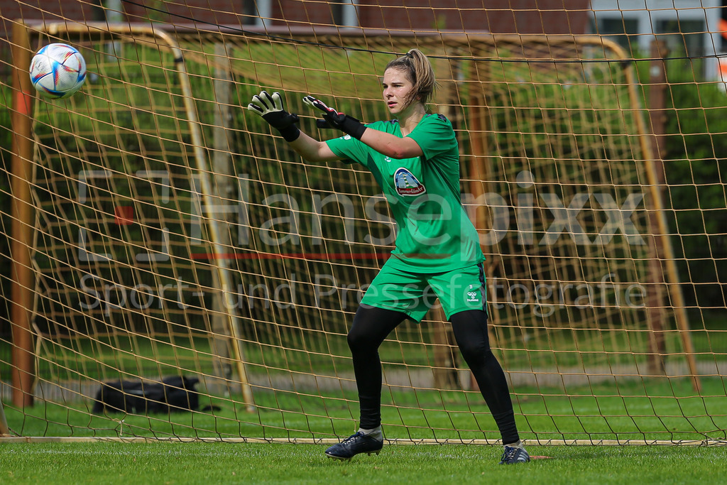 Fussball, Google Pixel Frauen-Bundesliga, Training SV Werder Bremen | v.li.: Hannah Etzold (Torhüterin, Torwart, SV Werder Bremen, 31) fängt den Ball bei einer Trainingsübung