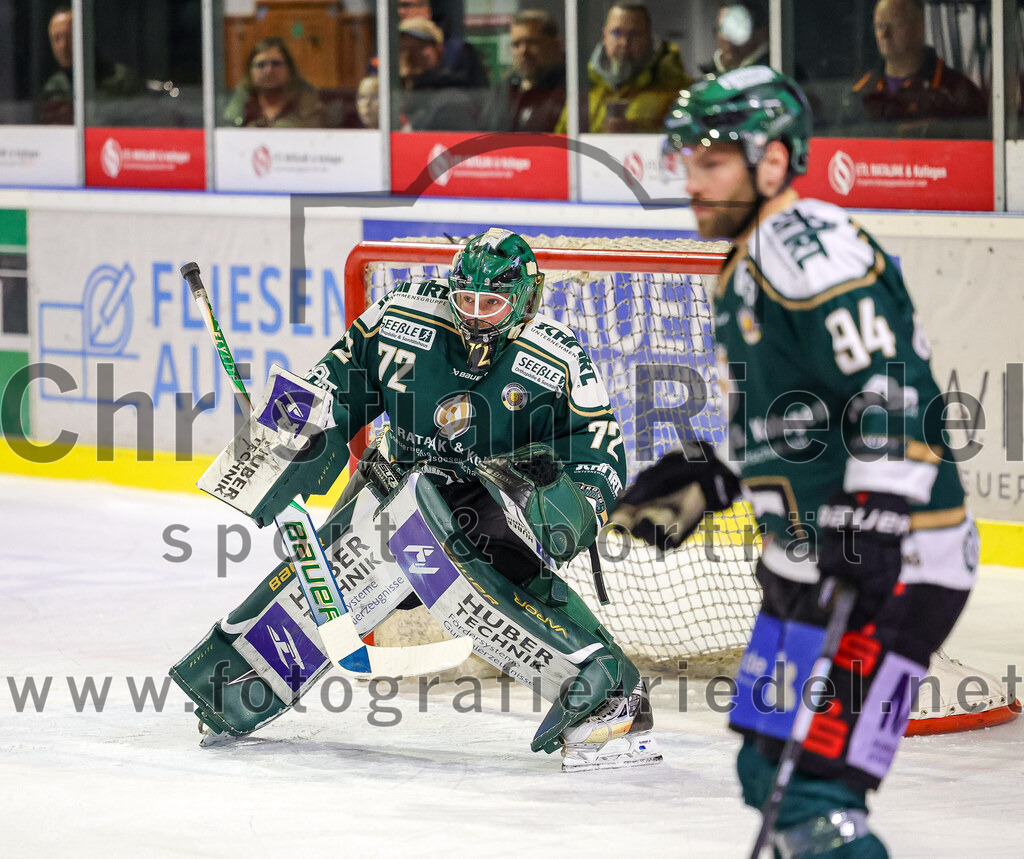 2025-11-16_068_TSV_Erding_gegen_Selber_Woelfe | Erding, Deutschland, 16.11.2025:Eishockey, Oberliga Süd 2025 / 2026, 17. Spieltag, TSV Erding gegen Selber Wölfe, Endergebnis: 3:1Torwart David Zabolotny (Erding Gladiators, #72), Markus Eberhardt (Erding Gladiators, #94)Foto: Christian Riedel / fotografie-riedel.net