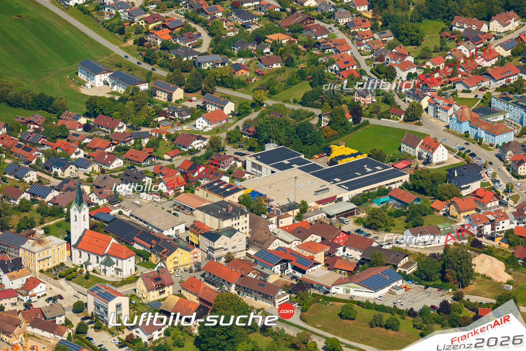 Luftaufnahme der Stadt Hutthurm - Die Luftaufnahme wurde 2025 vom UL-Flugzeug heraus erstellt ( keine Drohne ) - Hochauflösende Luftaufnahme - für professionelle Ausdrucke geeignet. Die Geschenkidee !Mit Lizenz und Bildrechte bestellbar
