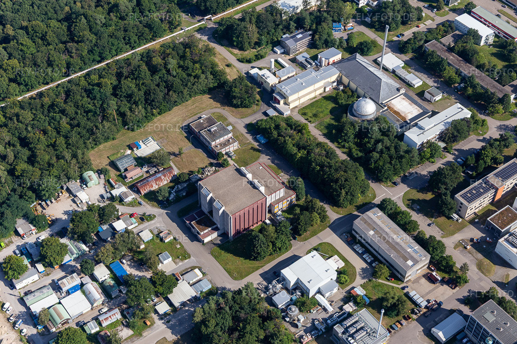 Luftbild: Forschungs- Gebäude und Bürokomplex des Karlsruhe Institut für Technologie Campus Nord mit Institut für Nanotechnologie an der Blankenlocher Straße. im Ortsteil Leopoldshafen in Eggenstein-Leopoldshafen im Bundesland Baden-Württemberg in Deutschland. Foto: IMG_128142.jpg vom 12.08.2021 durch Werner Riehm/FLY-FOTO.de