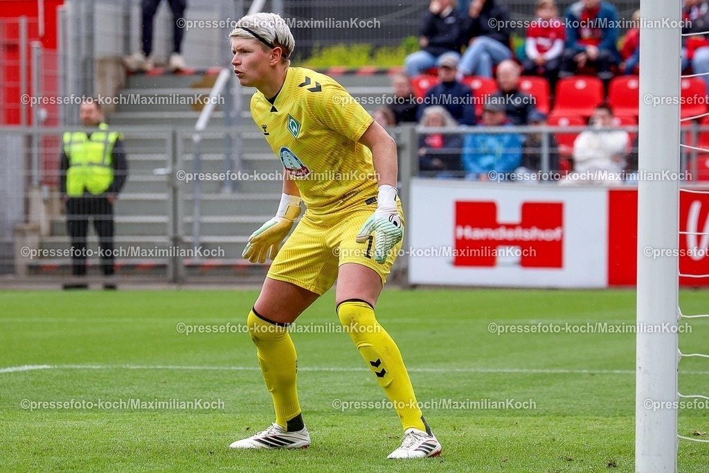 xsscx17052601031 | 17.05.2026, xsscx, Frauen Fussball, Bayer 04 Leverkusen - Werder Bremen, 1. Fussball Bundesliga, 26. Spieltag, Ulrich-Haberland-Stadion, Saison 2025 2026: Vanessa Fischer (Werder Bremen #1) DFB regulations prohibit any use of photographs as image sequences and or quasi-video. Photo: xSandraxScherningxPressefotoKochx