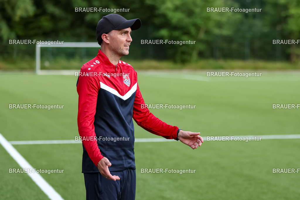 1_KFCWAT_20250723_0518.JPG -  - KFC Uerdingen - SG Wattenscheid 09 - Testspiel | Krefeld, Deutschland, 23.07.25: Trainer Julian Stöhr (KFC Uerdingen) gestikuliert, Gestik waehrend des Testspiel Spiels zwischen KFC Uerdingen - SG Wattenscheid 09 in der Covestro Sportpark am 23. July 2025 in Krefeld, Deutschland. (Foto von Stefan Brauer/Brauer-Fotoagentur)