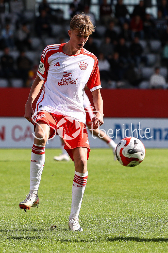 FC Bayern Muenchen U19 - TSV 1860 Muenchen U19 | Jonathan JENSEN (FCB #10) am Ball / Freisteller / Einzelfoto