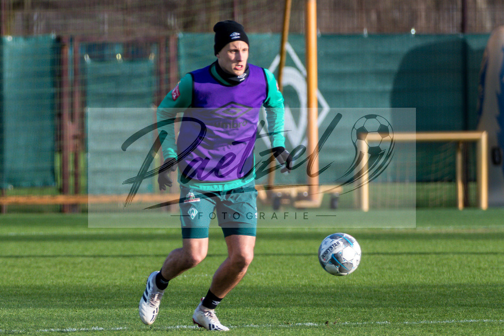 20200218_TRASVW_0026 | Fussball, Herren: Maximilian Eggestein (Werder Bremen) in Aktion, am Ball, Einzelaktion waehrend der Trainingseinheit des SV Werder Bremen auf dem wohninvest Weserstadion Trainingsplatz am 18.02.2020 in Bremen, Deutschland. - Realisiert mit Pictrs.com