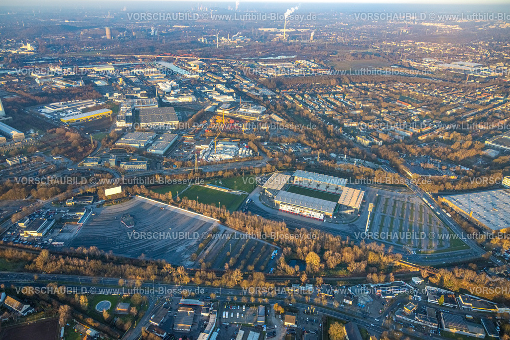 Essen241202980RWE-StadionAnDerHafenstrasse | Luftbild, Fußballstadion an der Hafenstraße des Clubs Rot-Weiss Essen,3. Bundesliga , Essen-Borbeck, Tribünen, ,Essen, Ruhrgebiet, Nordrhein-Westfalen, Deutschland
