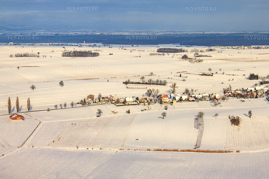 Vue aérienne: Rue de la Paix en hiver, sous la neige à Oberlauterbach dans le département Bas Rhin, France – .Photo: IMG_36224.jpg prise le 02/01/2011 par Werner Riehm/FLY-FOTO.eu – Résolution de l'original: 4486 x 2990 px