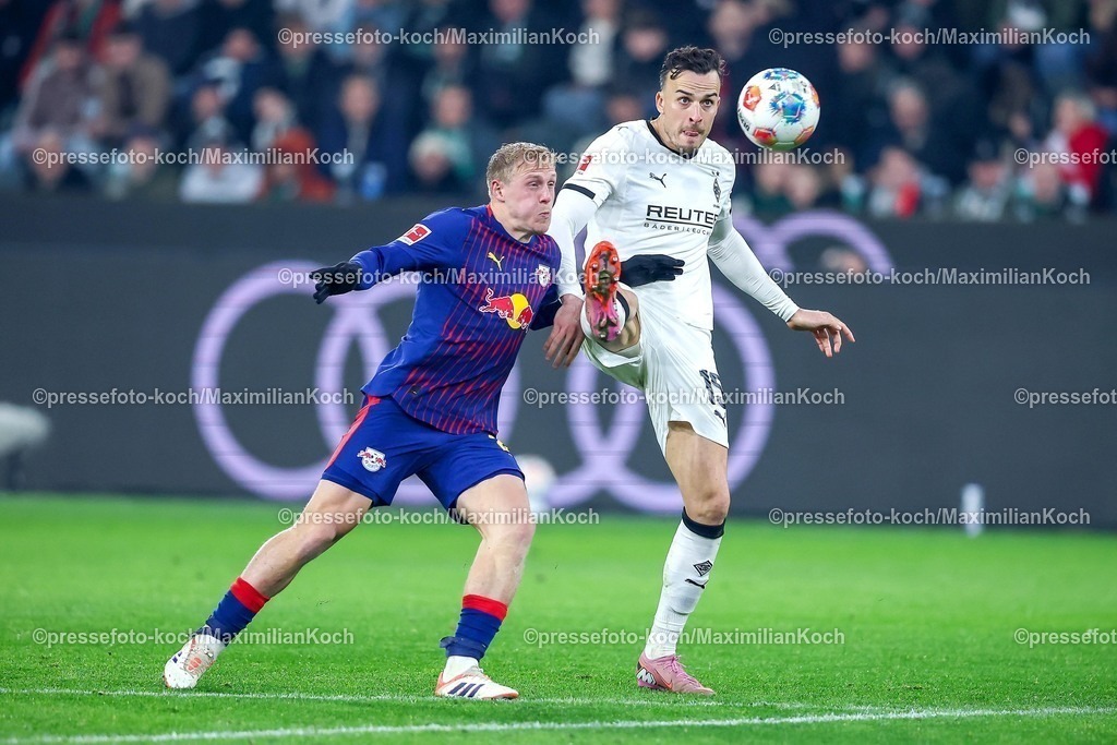 BMG28112501053 | 28.11.2025, Fußball, Borussia Mönchengladbach - RB Leipzig, 1. Fußball Bundesliga, 12.Spieltag, Borussia-Park, Saison 2025 2026: Xaver Schlager (RB Leipzig #24) im Zweikampf gegen  Haris Tabakovic (Borussia Mönchengladbach #15) DFB regulations prohibit any use of photographs as image sequences and or quasi-video.