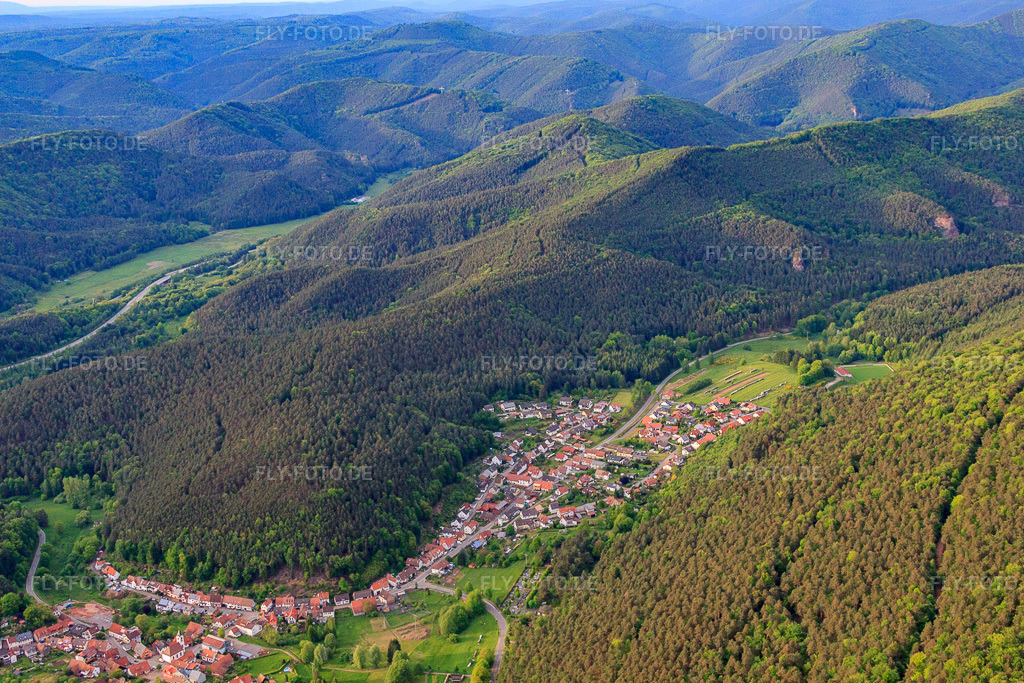 Luftbild: Ort im Pfälzerwald aus Südwesten in Spirkelbach im Bundesland Rheinland-Pfalz in Deutschland. Foto: IMG_57232.jpg vom 30.05.2013 durch Werner Riehm/FLY-FOTO.de