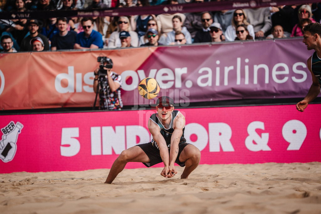 Beachvolleyball | Männer | Allianz German Beach Tour 2025 | Tourstop Düsseldorf | 17.05.2025 | Simon Pfretzschner nimmt den Ball an