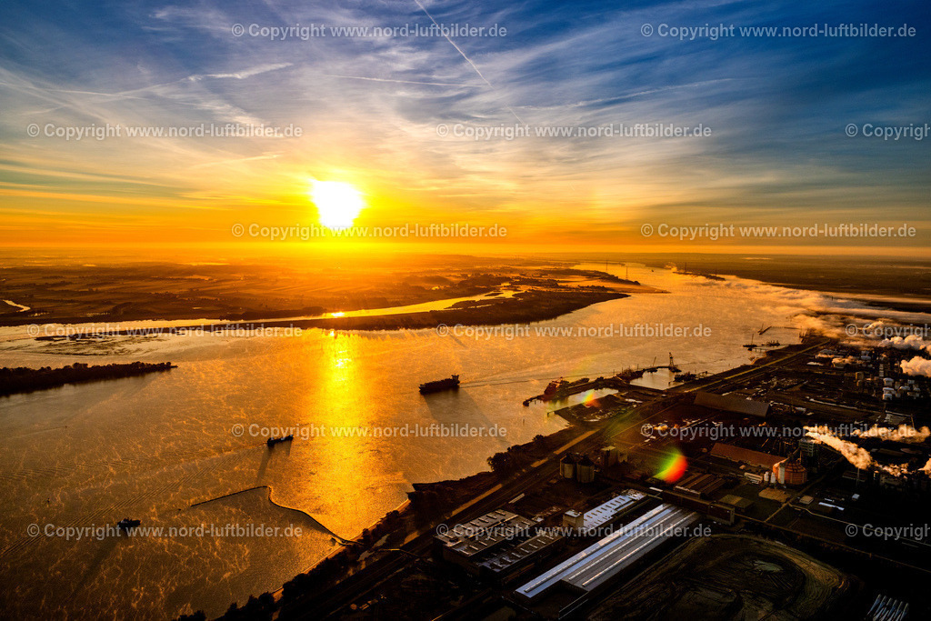 Stader_Seehafen_Sonnenaufgang_ELS_0087181023 | STADE 18.10.2023 Hafenanlage Stader Seehafen AOS am Bützflether Sand in Bützfleth im Bundesland Niedersachsen, Deutschland. Weiterführende Informationen bei: Dow Deutschland Anlagengesellschaft mbH,  STADE Marketing und Tourismus GmbH. // Stader Seehafen Refinery equipment and management systems on the factory premises of the mineral oil manufacturers of Dow Deutschlond Anlagengesellschaft mbH in Buetzfleth in the state Lower Saxony, Germany. Further information at: Dow Deutschland Anlagengesellschaft mbH,  STADE Marketing und Tourismus GmbH. Foto: Martin Elsen