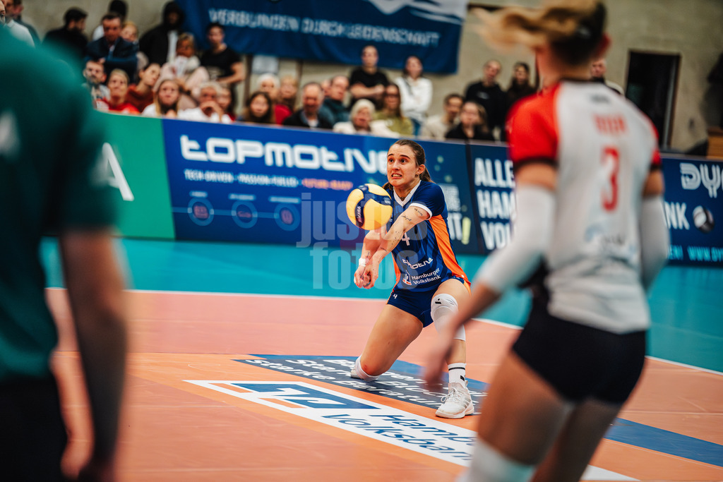 Volleyball | Frauen | Saison 2025/2026 | Volleyball Bundesliga | ETV Hamburger Volksbank Volleys vs. Binder Blaubären TSV Flacht | 06.12.2025 | Sarah Stiriz (#4, ETV Hamburger Volksbank Volleys) nimmt den Ball an