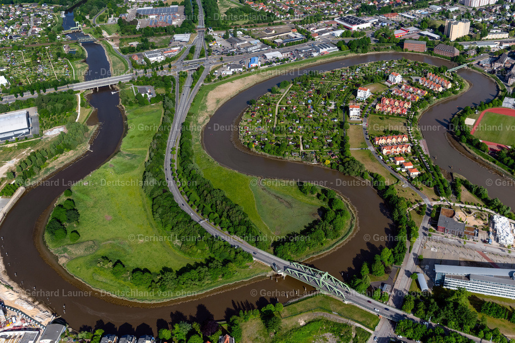 4030331 | BREMERHAVEN 01.06.2020 Kurvenförmige Mäander - Schleife der Uferbereiche am Geeste - Flussverlauf im Ortsteil Geestemünde-Nord in Bremerhaven im Bundesland Bremen, Deutschland. // Curved loop of the riparian zones on the course of the river Geeste in the district Geestemuende-Nord in Bremerhaven in the state Bremen, Germany. Foto: Gerhard Launer