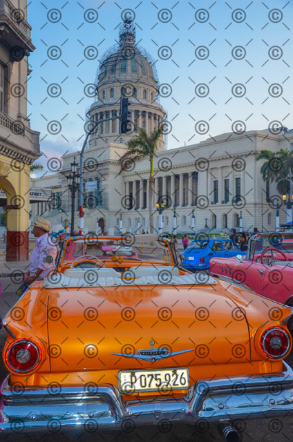 RGE_6253r | Amerikanischer Oldtimer vor dem Capitolio in Havanna.    Fotograf: Ralf Gebhardt - Realisiert mit Pictrs.com