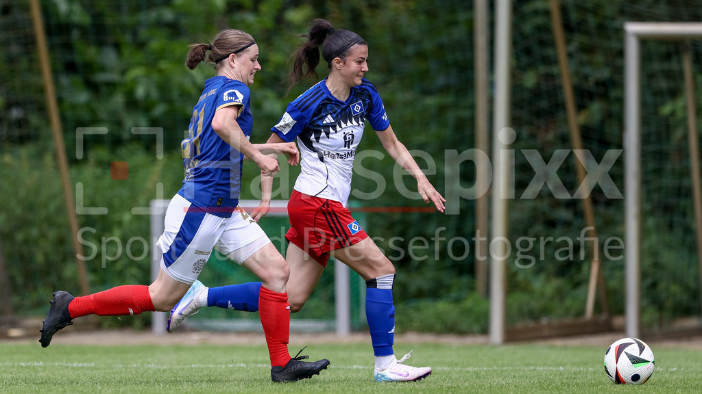 Fussball, Testspiel Frauen, Hamburger SV - Holstein Kiel | v.li.: Lea Althof (Holstein Kiel, 21) und Vildan Kardesler (Hamburger SV, 7) im Laufduell, Zweikampf, Duell, Dynamik, Aktion, Action, Spielszene