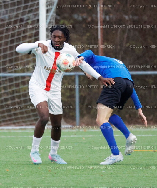 SG Bornheim holt Auswärts Punkte | 23.11.2025 Fussball Verbandsliga Süd Saison 2025 2026 Rot-Weiß Darmstadt - SG Bornheim / GW Frankfurt Saison 2025 2026 (2:3) v. li. Perry Guylian Mokam (17 RWDA) Jannis Schwarz (3 SG) (Foto: Peter Henrich) - Realisiert mit Pictrs.com