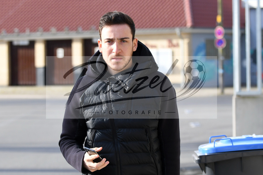 20200318_TRASVW_0044 | Fussball, Herren: Kevin Moehwald (Werder Bremen) schaut auf dem Weg zum Leistungstest im wohninvest Weserstadion am 18.03.2020 in Bremen, Deutschland. - Realisiert mit Pictrs.com