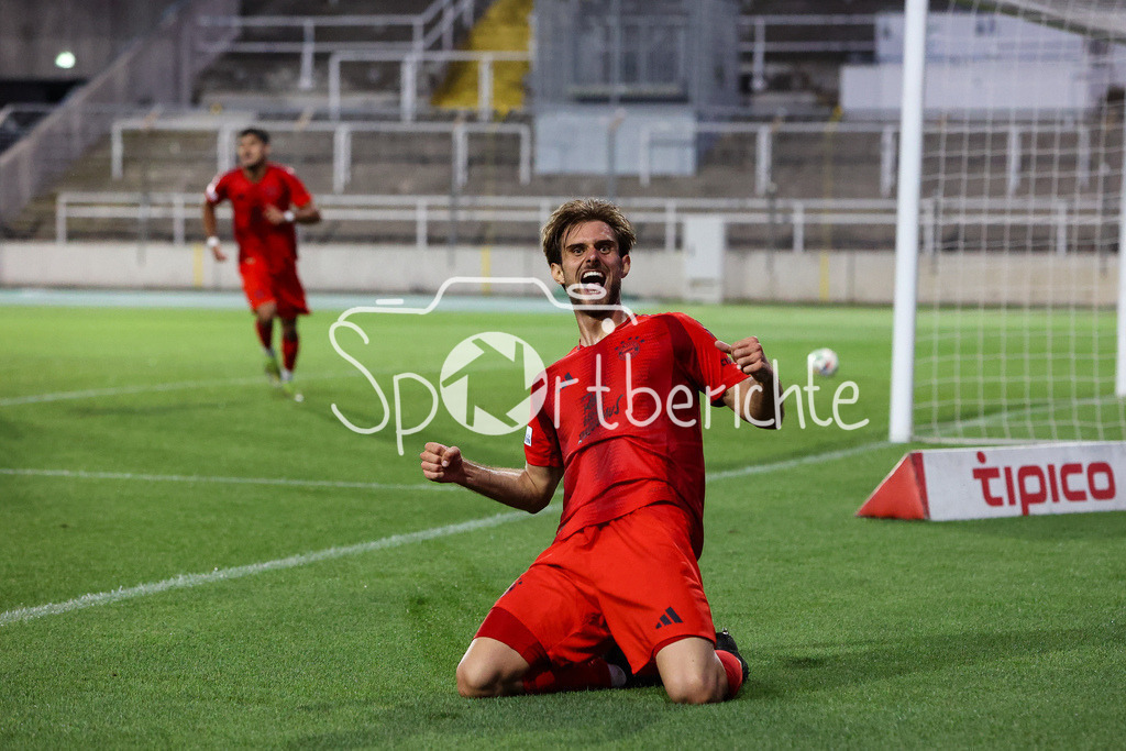 FC Bayern Amateure - SpVgg Bayreuth | Grenzenloser Jubel nach dem Treffer zum 4-2 durch Emirhan DEMIRCAN (FCB #11) / Freude / Happy / Tor / Torschuezte / Luca DENK (FCB #6)