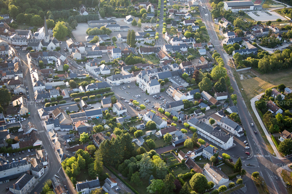 Luftbild: Ortsansicht in Cheverny im Bundesland Loir-et-Cher in Frankreich. Foto: IMG_081316.jpg vom 19.06.2015 durch Werner Riehm/FLY-FOTO.de