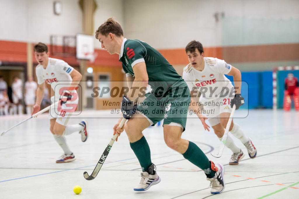 SFE_20240113_0082 | Mülheim, Deutschland, 13.01.2024: Henrik Mertgens (Uhlenhorst Mülheim) in Aktion waehrend des Spiels der Halle 1. Bundesliga Herren zwischen Uhlenhorst Mülheim vs Rot-Weiss Köln im Sporthalle Lehnerstr. (HTCU) am 13.01.2024 in Mülheim, Deutschland. (Foto von Stephan Fehrmann)

Mülheim, Germany, 13.01.2024: Henrik Mertgens (Uhlenhorst Mülheim) in action during the game of Halle 1. Bundesliga Herren between Uhlenhorst Mülheim vs Rot-Weiss Köln in Sporthalle Lehnerstr. (HTCU) at 13.01.2024 in Mülheim, Deutschland. (Foto von Stephan Fehrmann)