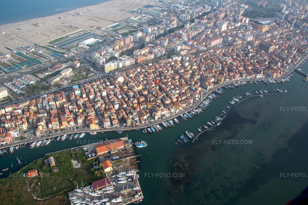 Aerial view: View of the town in Chioggia in the state Veneto, Italy. – Photo: IMG_087578.jpg taken on 04/06/2016 by Werner Riehm/FLY-FOTO.com – Resolution of the original: 5472 x 3648 px