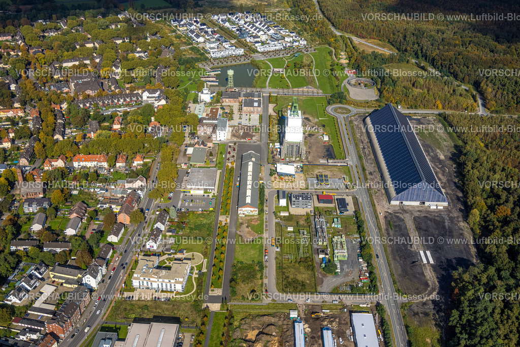 Dinslaken241009185 | Luftbild, Bergpark Lohberg, ehemaliges Zechengelände Lohberg, Förderturm, Wasserturm, Zechenwerkstatt Lohberg, hinten Neubau Wohnsiedlung Im Kauenkorb, Oberlohberg, Dinslaken, Ruhrgebiet, Nordrhein-Westfalen, Deutschland