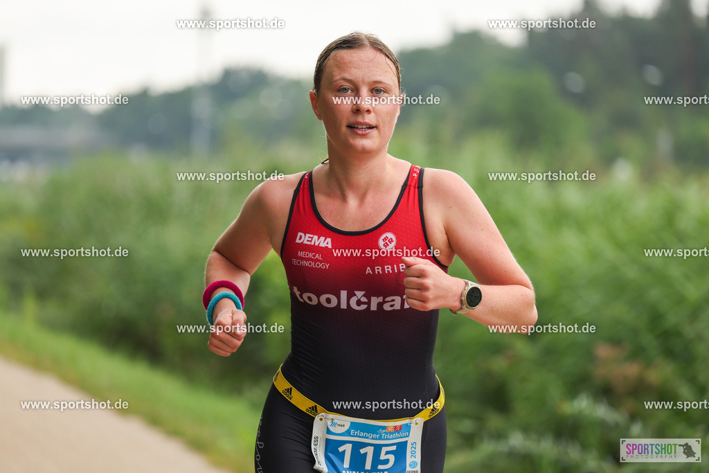 LUR_1898 | 34. M-net Erlanger Triathlon 2025 #erlangertriathlon  #mnettriathlon2025 #mnettriathlon #team #olympischedistanz #mitteldistanz #triathlon #maindonaukanal  #erlangertriathlon2025 #yourpictrs #tv1848 #tv1848erlangen  #triathlonbayern #sportinerlangen #demsportverbunden #sportshot_your_pictrs Copyright: www.sportshot.de