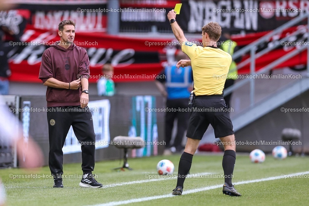 PRM22082501032 | 22.08.2025, Fußball, Preußen Münster - 1. FC Nürnberg, 2. Fußball Bundesliga,  Preußenstadion, Saison 2025 2026: Gelbe Karte für Cheftrainer Miroslav Klose (1FC Nuernberg #hc) neben Schiedsrichter Jarno Wienefeld  DFB regulations prohibit any use of photographs as image sequences and or quasi-video.