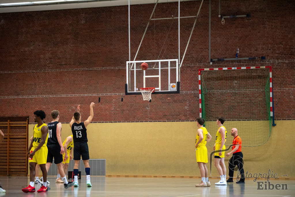 Baskets Juniors/TSG Westerstede-Rasta Vechta 3 | 1. Basketball-Regionalliga; Baskets Juniors/TSG Westerstede (gelb) - Rasta Vechta 3 (schwarz) am 18.01.2025 in Westerstede (Hössensporthalle), Photo: Philip Eiben 2025 - Realisiert mit Pictrs.com