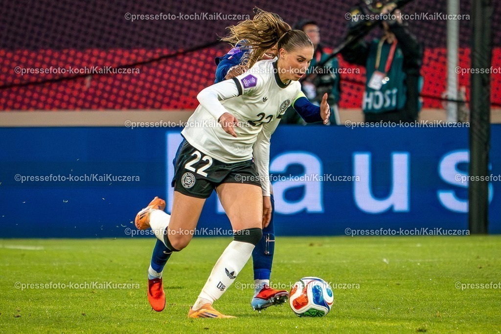 xKKUx24102501061 | 24.10.2025, xkkux, Fußball, UEFA Women s Nations League Halbfinale, Saison 2025/2026, Länderspiel Hinspiel in der MERKUR SPIEL-ARENA Düsseldorf, Jule Brand (GER #22) im Zweikampf gegen  Oriane Jean-Francois (FRA #06) 