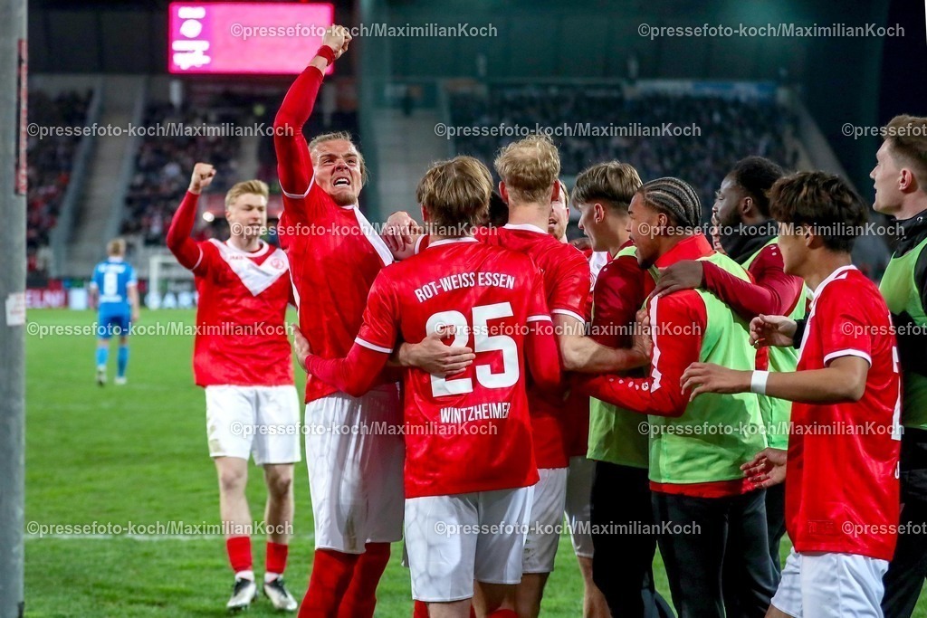 RWE06042501086 | 2025.04.06, Fußball, 3.Liga, Rot-Weiss Essen - FC Hansa Rostock, Stadion Hafenstraße, Saison 2024 2025: Torjubel nach dem Tor zum 2:1 durch Torschütze Ahmet Arslan (RWE #6) - Tom Moustier (RWE #28) jubelndDFB regulations prohibit any use of photographs as image sequences and or quasi-video.