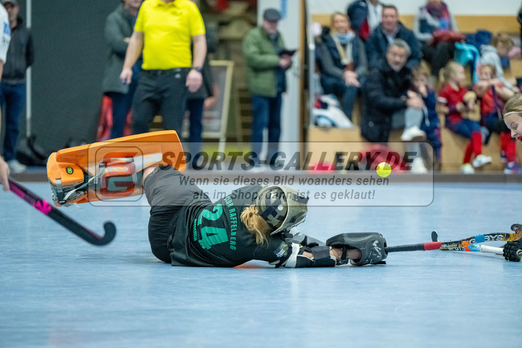 HK_20240113_107967 | 1. Bundesliga Damen Düsseldorfer HC - Club Raffelberg am 13.1.2024 DHC Halle, Düsseldorf , Sophia Wegener Torfrau ( Club Raffelberg #24 ) , Friederike Heusgen ( Düsseldorfer HC #8 )